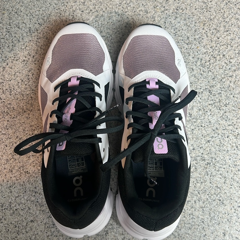 On Cloudrunner Sneaker